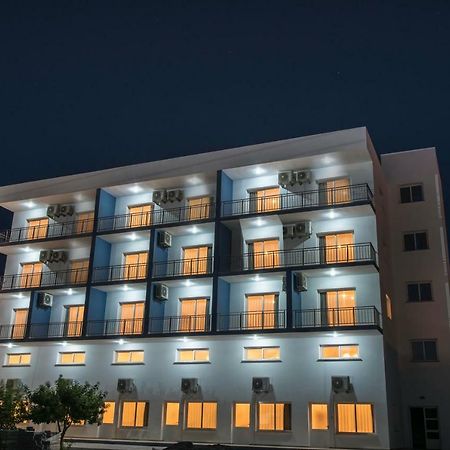 Deniz Airport Suites Никозия Екстериор снимка