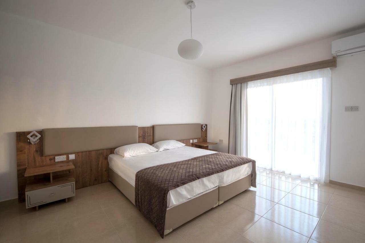 Deniz Airport Suites Никозия Екстериор снимка