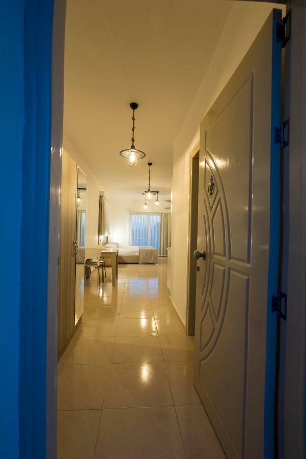Deniz Airport Suites Никозия Екстериор снимка