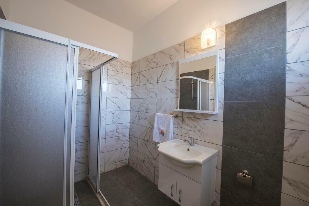 Deniz Airport Suites Никозия Екстериор снимка