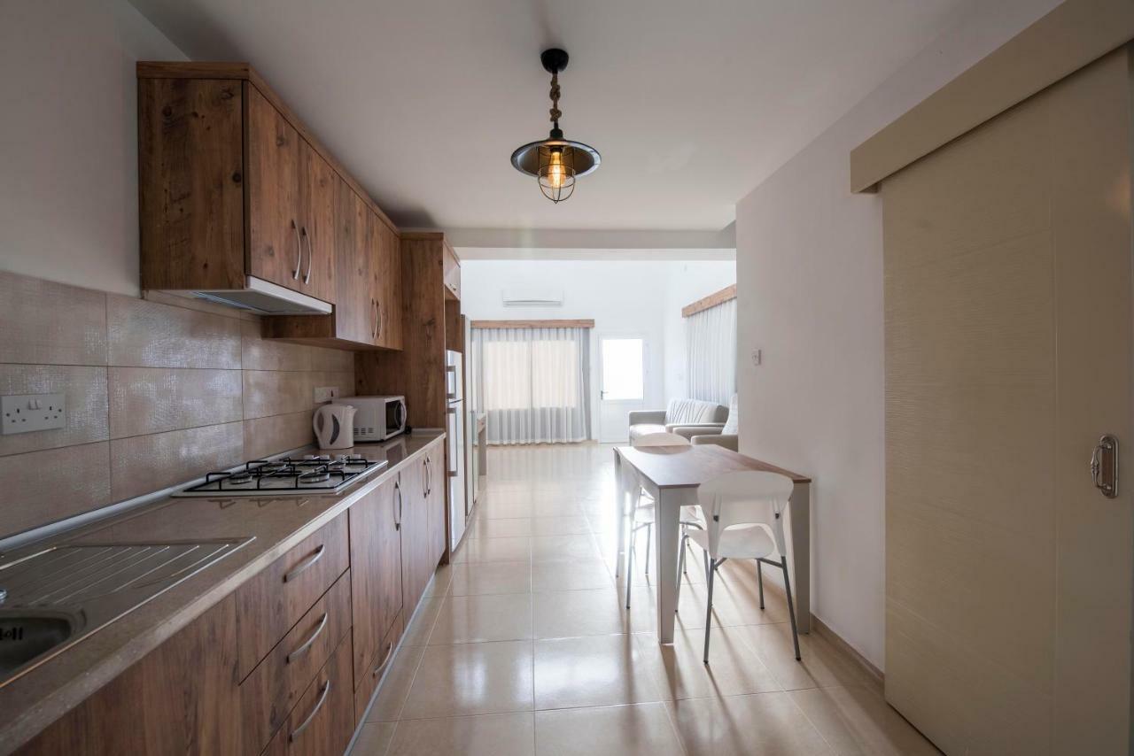 Deniz Airport Suites Никозия Екстериор снимка