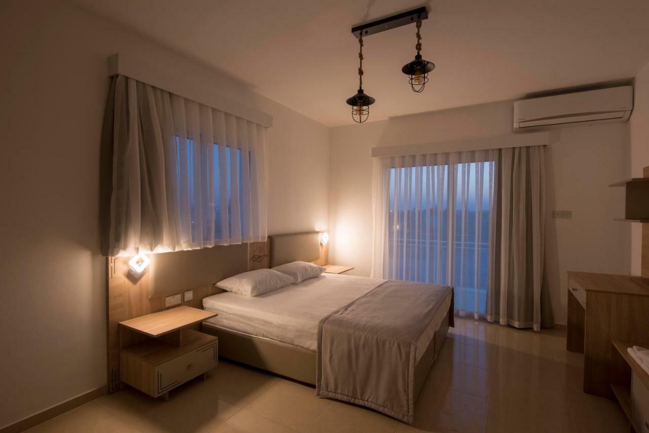 Deniz Airport Suites Никозия Екстериор снимка