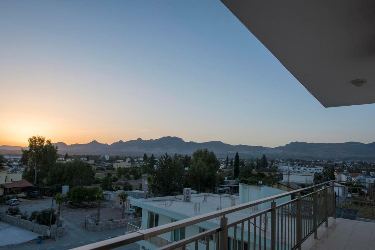 Deniz Airport Suites Никозия Екстериор снимка