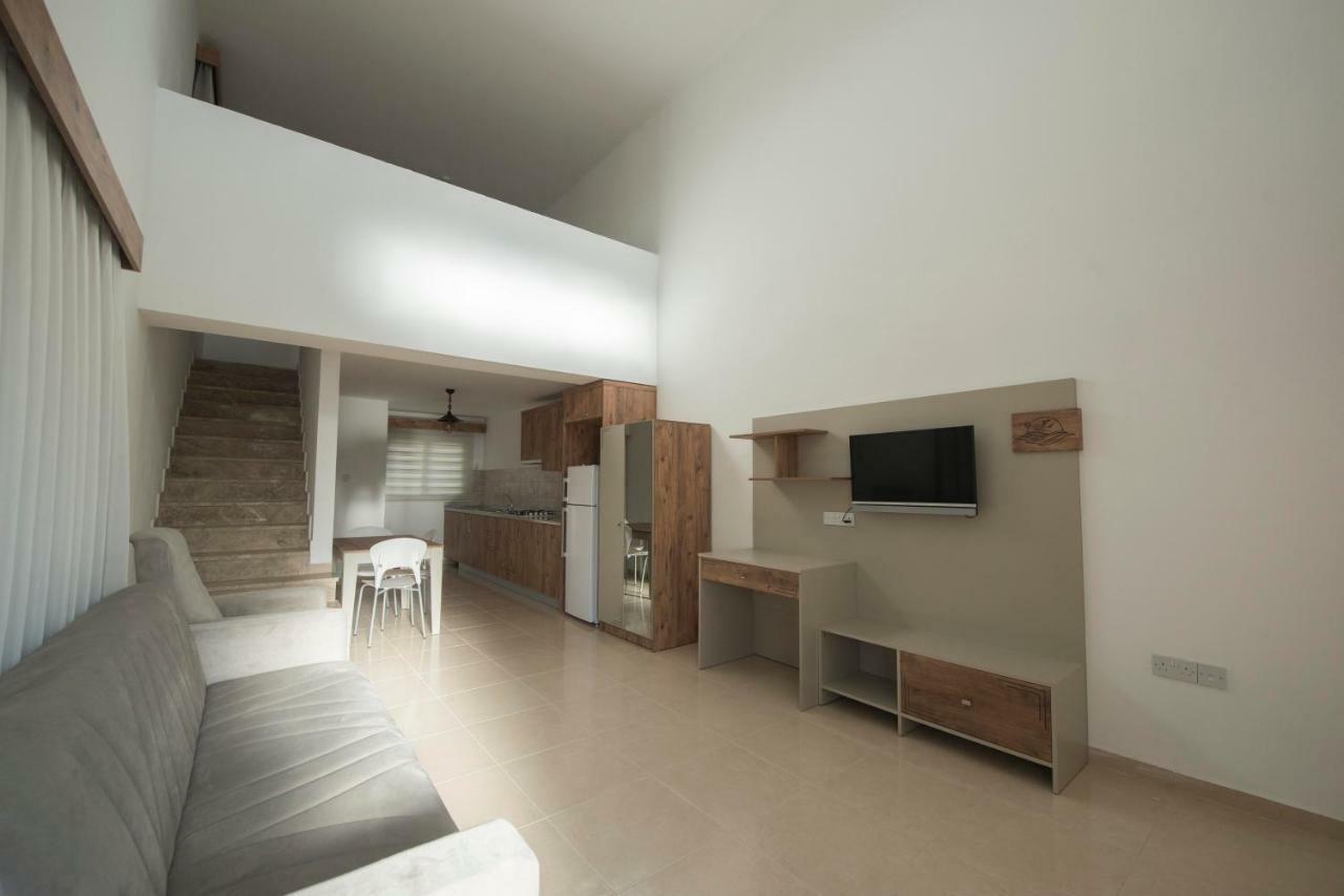 Deniz Airport Suites Никозия Екстериор снимка