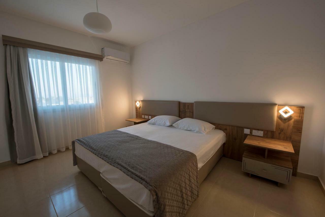 Deniz Airport Suites Никозия Екстериор снимка