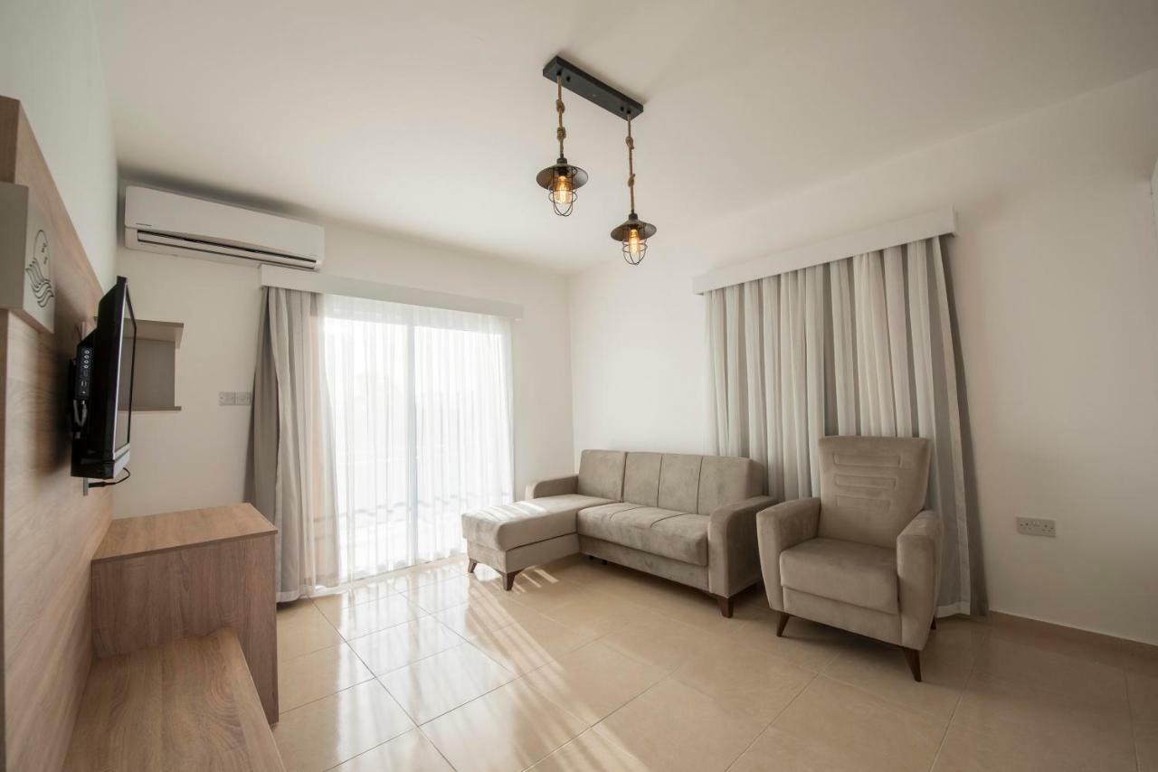 Deniz Airport Suites Никозия Екстериор снимка