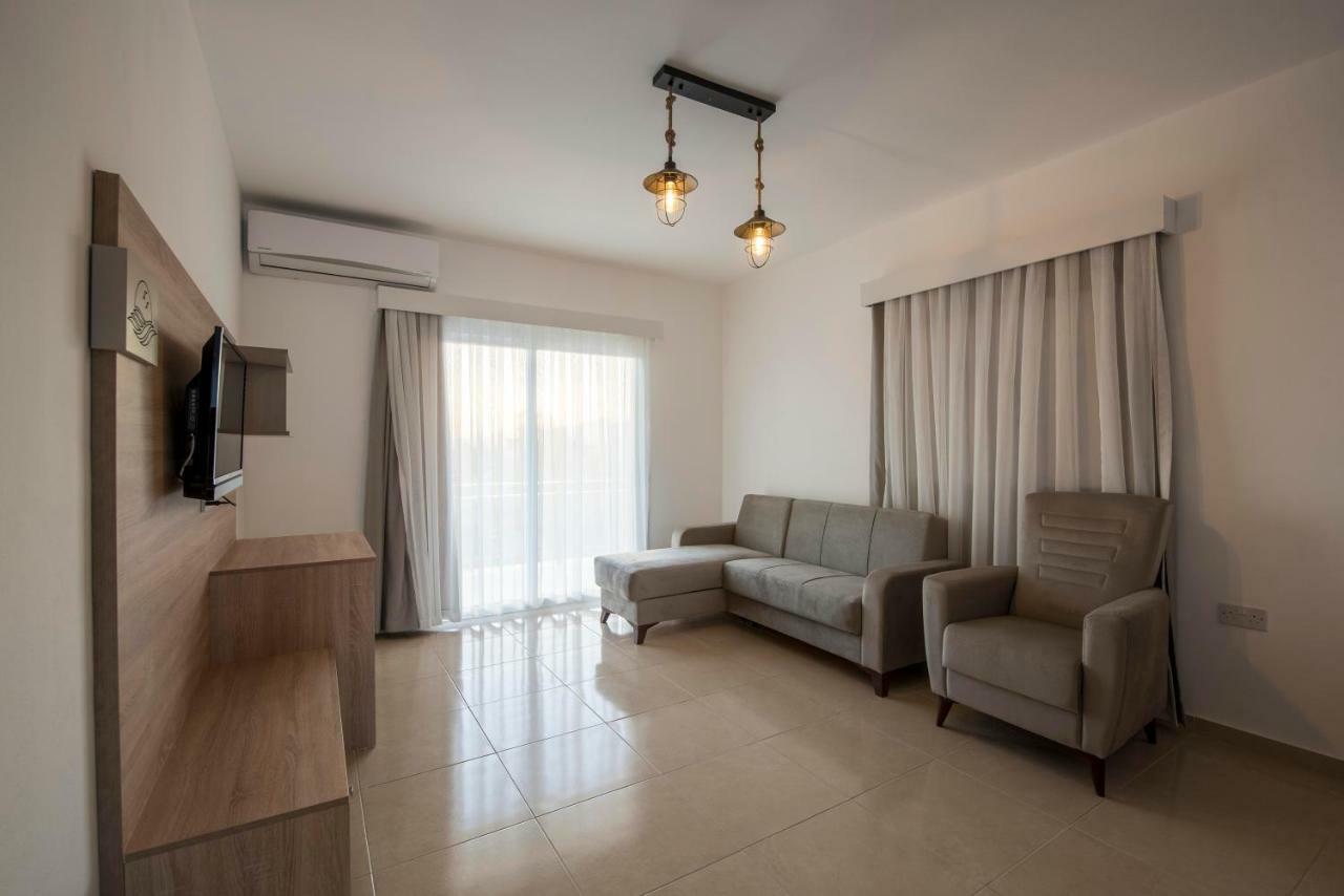 Deniz Airport Suites Никозия Екстериор снимка