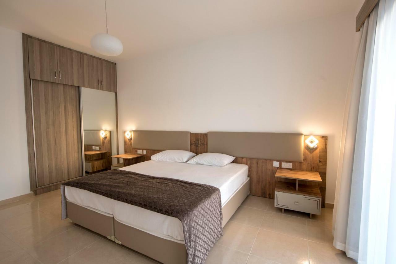Deniz Airport Suites Никозия Екстериор снимка