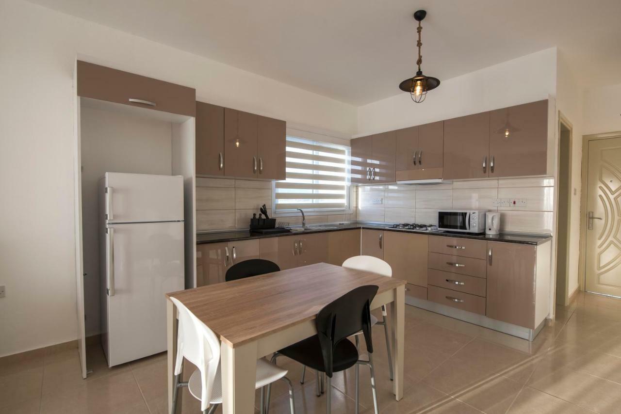 Deniz Airport Suites Никозия Екстериор снимка