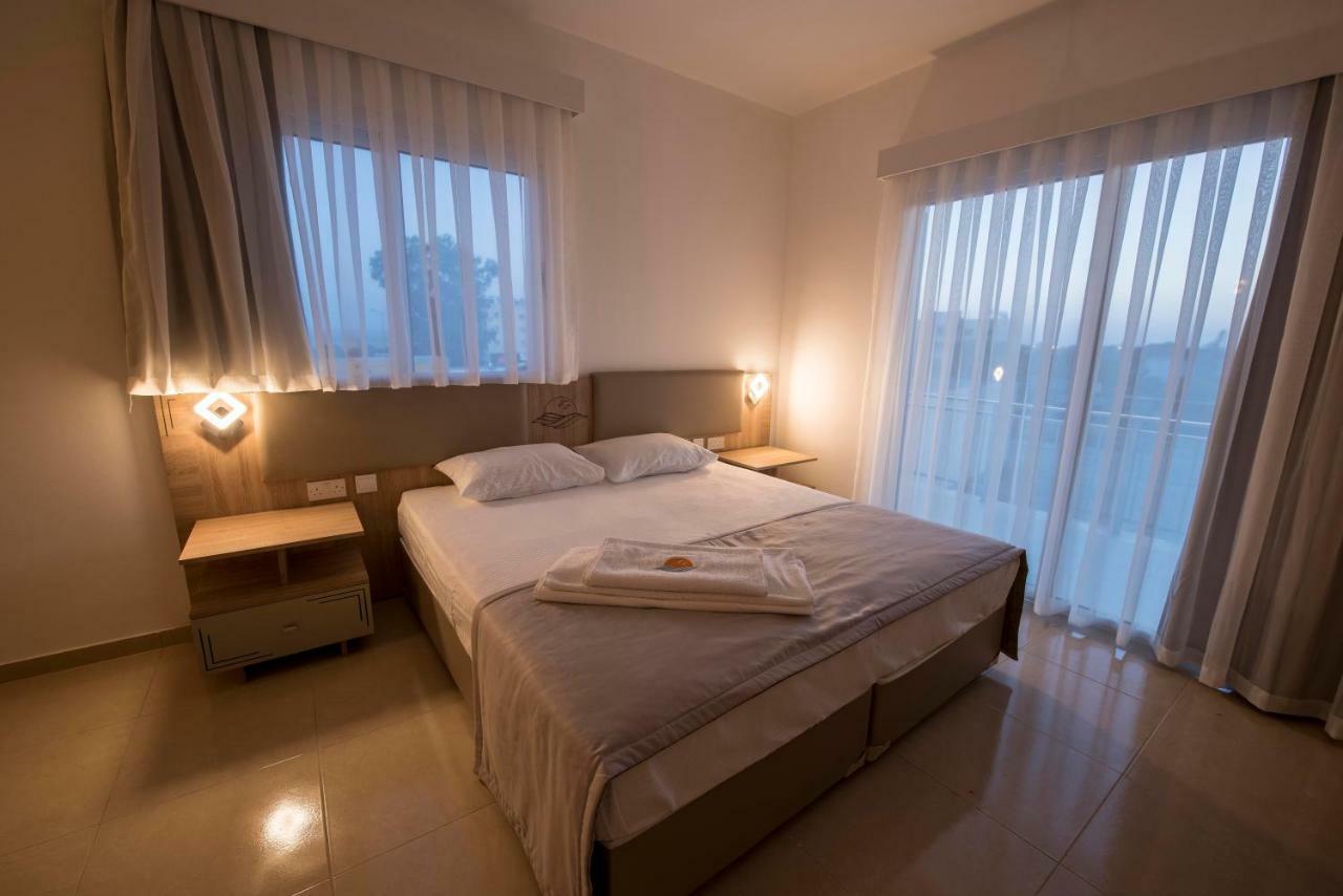 Deniz Airport Suites Никозия Екстериор снимка