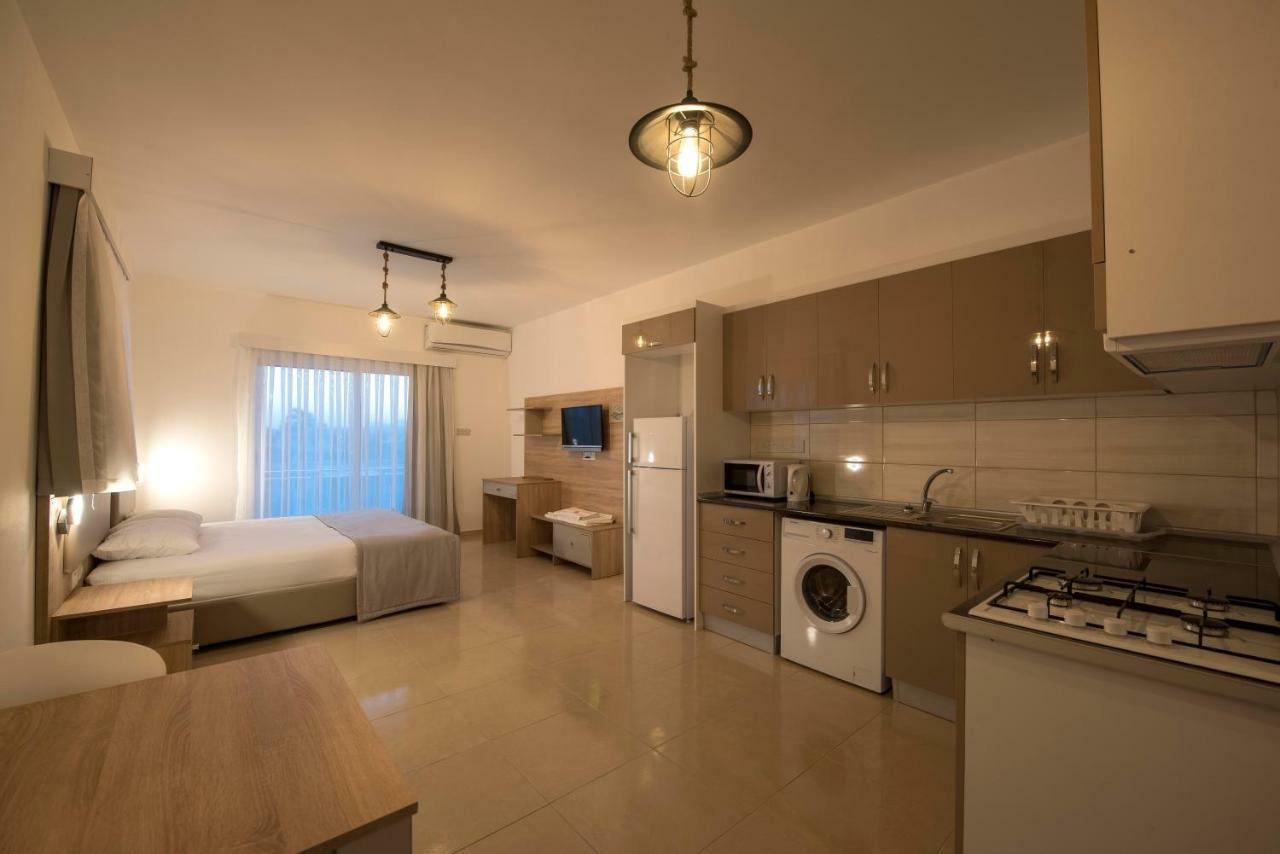 Deniz Airport Suites Никозия Екстериор снимка