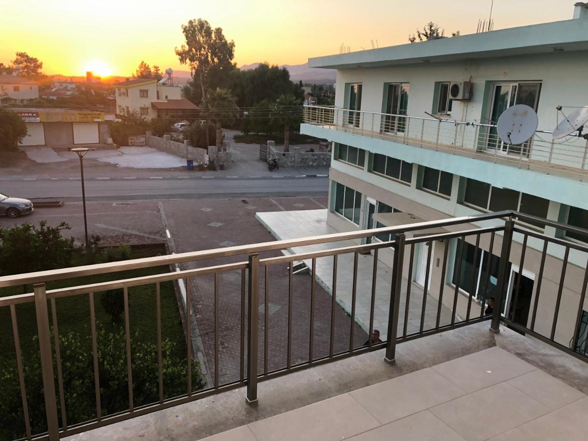 Deniz Airport Suites Никозия Екстериор снимка